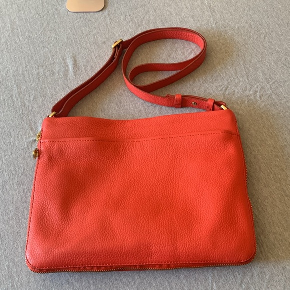 Fossil, leather crossbody bag with brass hardware. - Picture 6 of 10